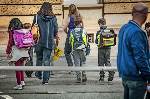 Grundschüler sollten möglichst zu Fuß zur Schule gehen. Doch welche Strecke ist in dem Alter  zumutbar? Darüber gibt es unterschiedliche Auffassungen. Foto: Lichtgut/Julian Rettig