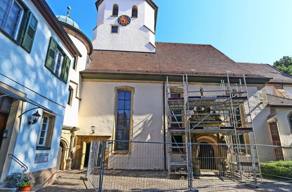 Ein Baugerüst umgibt die Hemminger Laurentiuskirche. Restauratoren müssen die Fassade ebenso herrichten wie zum Beispiel drinnen die Fresken an der Decke. Foto: factum/Granville