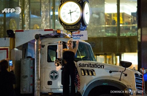 Lady Gaga protestiert vor dem Trump Tower in New York gegen den Wahlsieger. Foto: Dominick Reuter/AFP
