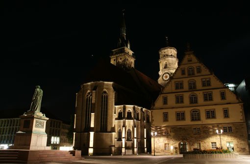 Stuttgart bei Nacht - ein erhabener Anblick: Der Schillerplatz mit Stiftskirche und Fruchtkasten. Foto: Leserfotograf mrdeifel