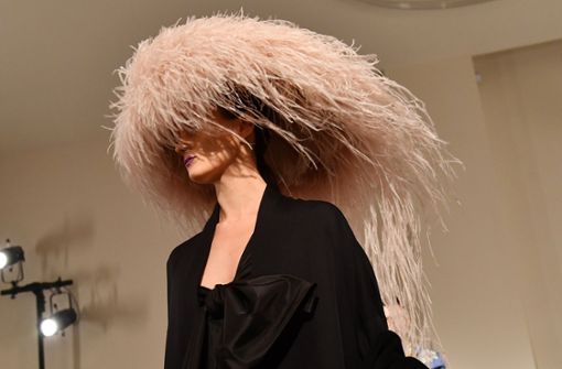 Federleicht: Valentino zeigte Hüte aus Federn. Foto: Getty Images Europe