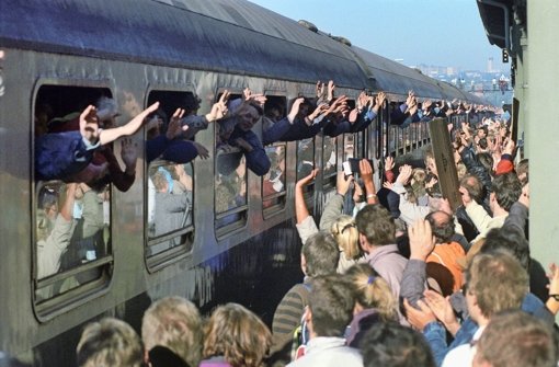 Zahlreiche DDR-Flüchtlinge aus der Prager Botschaft treffen am 5. Oktober 1989 im Bahnhof Hof ein – vor 25 Jahren beginnt in der damaligen DDR die friedliche Revolution Foto: dpa