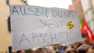 „Ausbildung statt Abschiebung“ steht während einer Demonstration gegen eine Abschiebung in Afghanistan in Nürnberg auf einem Schild. Foto: dpa