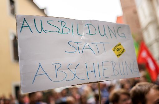 „Ausbildung statt Abschiebung“ steht während einer Demonstration gegen eine Abschiebung in Afghanistan in Nürnberg auf einem Schild. Foto: dpa