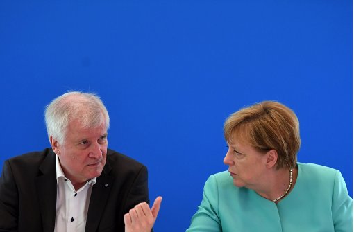 Angela Merkel und Horst Seehofer eint derzeit nicht viel – drängt es den CSU-Chef nun sogar zurück in die Bundespolitik? Eher nicht. Foto: dpa-Zentralbild