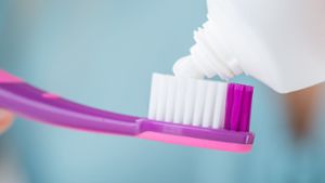 Damit die Zahnbürste besser in der Hand liegt, gibt es Griffverstärkungen. Auch elektrische Zahnbürsten können die Zahnpflege im Alter erleichtern. Foto: dpa-tmn