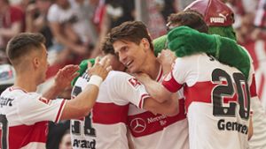 Die Mannschaftskollegen feiern die Gewinner der Partie: Mario Gomez (Mitte) und Christian Gentner (Zweiter von rechts). Foto: Bongarts