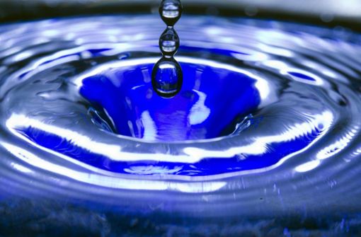 Bei der von vielen Bürgern gemeldeten Blaufärbung des Wassers soll es sich um eine natürliche Schwankung in der Zusammensetzung des Wassers handeln (Symbolbild). Foto: dpa