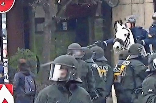 Szenenbild: Ein Polizeireiter schießt mit Pfefferspray auf eine Demonstrantin (links). Was vorher passierte, ist unklar. Foto: Nero Grünen