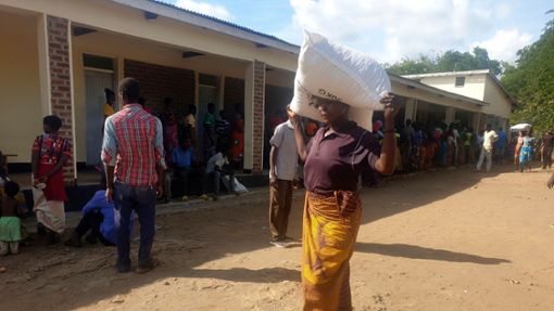 Eine Frau trägt einen Sack mit Maismehl, den sie in einem Verteilungszentrum des Welternährungsprogramms erhalten hat: Im südlichen Afrika wurde der Notstand ausgerufen. Foto: Kenneth Jali/AP/dpa