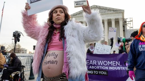 Hunderte Menschen demonstrieren vor dem Supreme Court in Washington. Dort beginnt heute eine Anhörung zur weiteren Zulassung einer Abtreibungspille. Foto: Amanda Andrade-Rhoades/AP/dpa