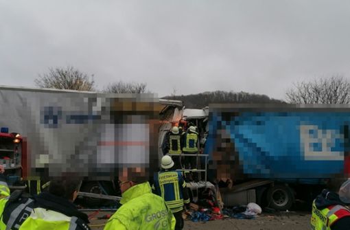 Bei dem Unfall auf der A8 bei Gruibingen ist ein Lkw-Fahrer ums Leben gekommen. Foto: Andreas Rosar/Fotoagentur Stuttgart