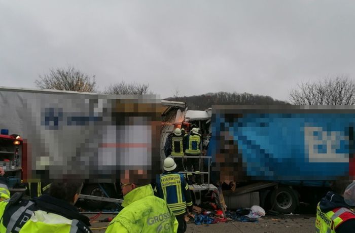 Gruibingen im Kreis Göppingen: Lkw-Unfall fordert mindestens einen Toten – A8 voll gesperrt
