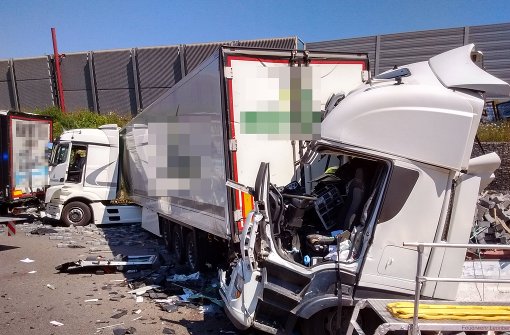 Zu einem schweren Unfall ist es auf der Autobahn A8 gekommen, weil ein Lastwagenfahrer in ein Stauende fährt. Der Fahrer muss aus seinem Wagen gerettet werden. Foto: Oskar Eyb / 7aktuell