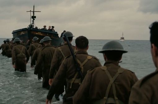 Geschlagen retten sich britische Soldaten bei Dünkirchen auf ein Boot zur Überfahrt über den Ärmelkanal. Trotzdem werden sie am Ende Hitler besiegen. Foto: Warner Bros.
