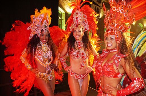 Samba-Tänzerinnen zeigen ihre kunstvollen Kostüme beim „Carnaval dos Tigres“ in Stuttgart. Foto: Andreas Rosar Fotoagentur-Stuttgart