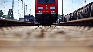 Eine waghalsige Trittbrettfahrt auf einem Zug ist am Montag für eine 24-Jährige bei Besigheim glimpflich ausgegangen. Foto: dpa/Symbolbild