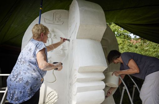Exakte Handarbeit ist gefragt: Katrin Hübner (links) und Judith Klett-Schmidt beim Auffrischen der großen Skulptur. Foto: Gottfried Stoppel