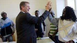 Bilder, die ihn bekannt machten: Der Schwäbisch Gmünder Oberbürgermeister Richard Arnold 2014 bei einem Deutschkurs mit Flüchtlingen. Foto: dpa/Marijan Murat