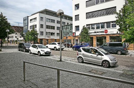 Entlang der Kirchheimer Straße sollen Autofahrer in Zukunft zur Kasse gebeten, werden, wenn sie ihr Fahrzeug länger als 20 Minuten abstellen wollen. Foto: Horst Rudel