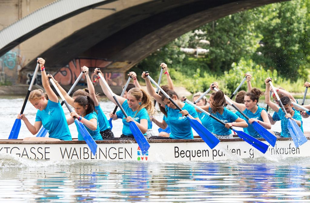 Die Kanu-Gesellschaft Stuttgart trägt auf dem Neckar die Baden-Württembergischen Meisterschaft der Drachenboote aus.