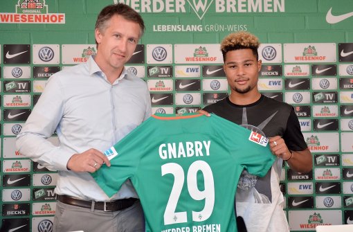 Frank Baumann (links) stellt Serge Gnabry beim SV Werder Bremen vor. Foto: dpa