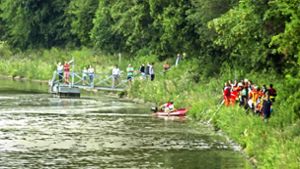 Mit Booten und Tauchern suchen Helfer nach dem 17-Jährigen. Foto: 7aktuell.de/Adomat