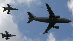 Tankflugzeug vom Typ Airbus 310 MRTT (r) und zwei Tornados (l) (Archivbild) Foto: dpa
