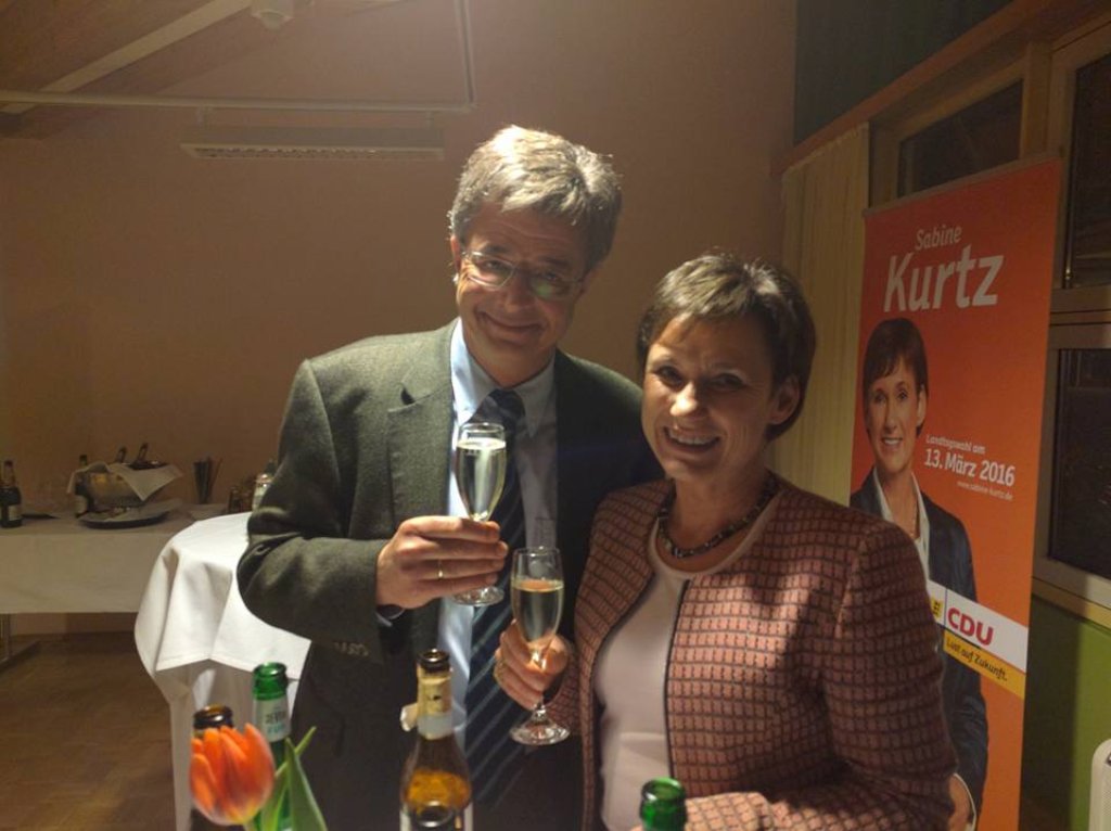 Zu später Stunde kann Sabine Kurtz doch noch mit ihrem Gatten Frieder Kurtz anstoßen - sie bleibt per Zweitmandat im Landtag. Foto: privat