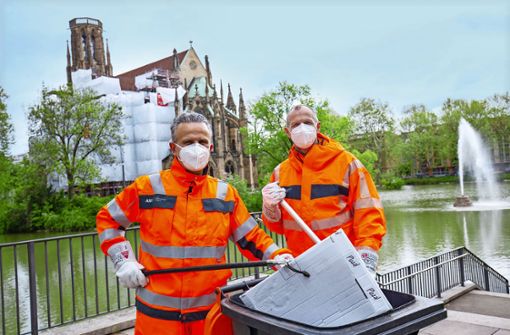 OB Frank Nopper (l.) und Technikbürgermeister Dirk Thürnau sammeln am Montagfrüh Müll ein. Foto: Lichtgut/Leif Piechowski