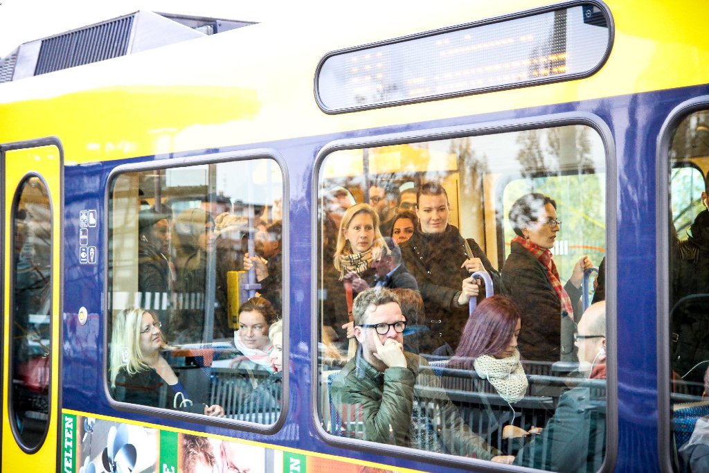 Dicht an dicht stehen Reisende am Donnerstagvormittag in einer Stadtbahn in Stuttgart. Foto: www.7aktuell.de | Robert Dyhringer