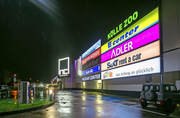 Einzelhandel in der Energiekrise: Schalten Händler im Kreis Esslingen die Leuchtreklame ab?