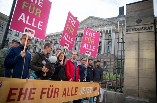 Mitglieder des Lesben- und Schwulenverbandes Berlin-Brandenburg (LSVD) demonstrieren in Berlin vor dem Bundesrat mit Plakaten für eine Ehe für alle. Foto: dpa