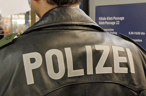 Ein Streit zwischen zwei Männern in Ebersbach (Kreis Göppingen) ist am Samstag eskaliert. Ein 26-Jähriger stach seinem Kontrahenten mit einem Messer in den Bauch - weitere Meldungen der Polizei aus der Region Stuttgart. Foto: dpa