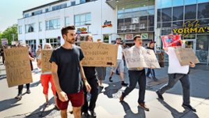 Jakob Novotny demonstrierte am Sonntag beim Ludwigsburger Bahnhof gegen die Wohnungskrise. Foto: factum/