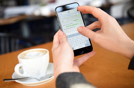 WhatsApp hat angekündigt, seinen Dienst für ältere Handy-Betriebssysteme nicht mehr anzubieten. Foto: dpa