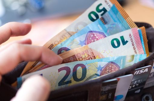 In Deutschland ist Bargeld nach wie vor ein häufiges Zahlungsmittel. Foto: dpa/Monika Skolimowska