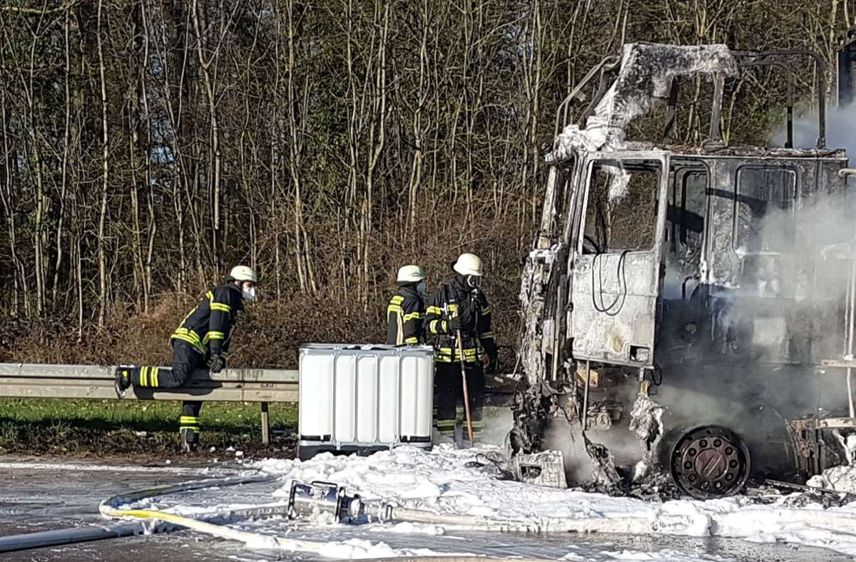 Der Lkw war am Dienstagmorgen auf der A8 bei Pforzheim in Brand geraten.