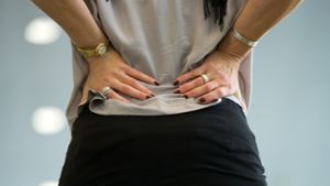 Wer viel sitzt, leidet häufig unter Rückenschmerzen. Übungen helfen gegen Verspannungen Foto: dpa-Zentralbild