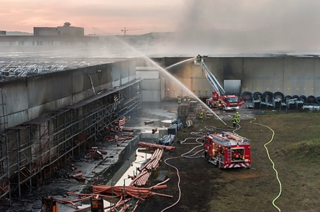 Der Großbrand in Böblingen hält die Feuerwehr auch am Donnerstag noch in Atem.
