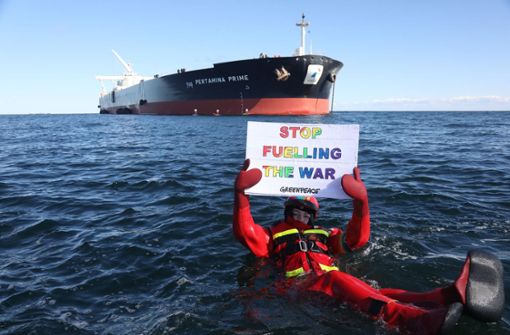 Aktivisten verhinderten die Verladung von russischem Öl. Foto: AFP/KRISTIAN BUUS