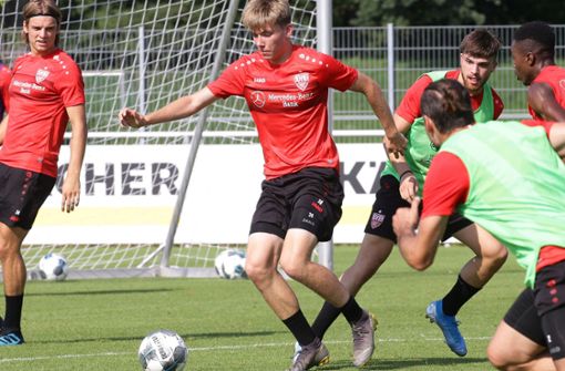 Luca Mack (2. v. re.) mischte seit der Vorbereitung im Training der Profis des VfB Stuttgart mit Foto: Baumann
