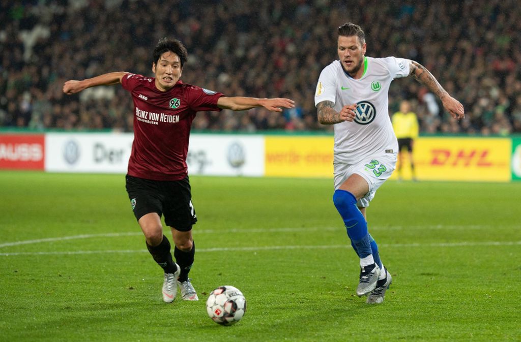 Ex-VfB-Spieler Daniel Ginczek (rechts) hat sich erneut am Knie verletzt. Foto: dpa