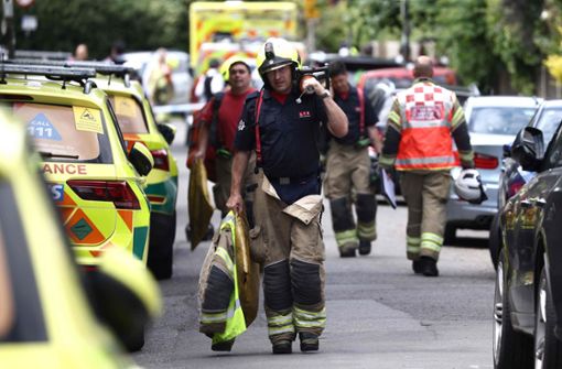 Die Londoner Feuerwehr unterstützte die Rettungskräfte am Unfallort in London. Foto: AFP/HENRY NICHOLLS