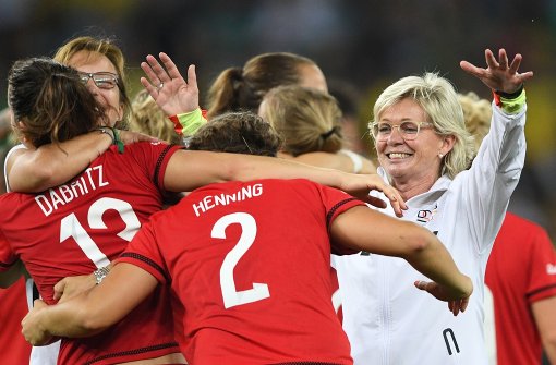 Krönender Abschluss für Silvia Neid: Die DFB-Frauen haben die Gold-Medaille in Rio gewonnen. Foto: dpa