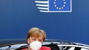 Angela Merkel und die anderen 26 Staats- und Regierungschefs verhandeln bereits seit Freitagvormittag in Brüssel über ein milliardenschweres Konjunkturprogramm. Foto: AP/Francois Lenoir