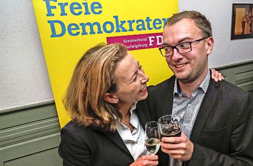 So sehen  Sieger aus: Stefanie Knecht und ihr Parteifreund Marcel Distl aus dem Wahlkreis Neckar-Zaber feiern das starke Abschneiden der FDP. Weitere Eindrücke vom Wahlabend finden Sie in unserer Bildergalerie. Foto: factum/Weise