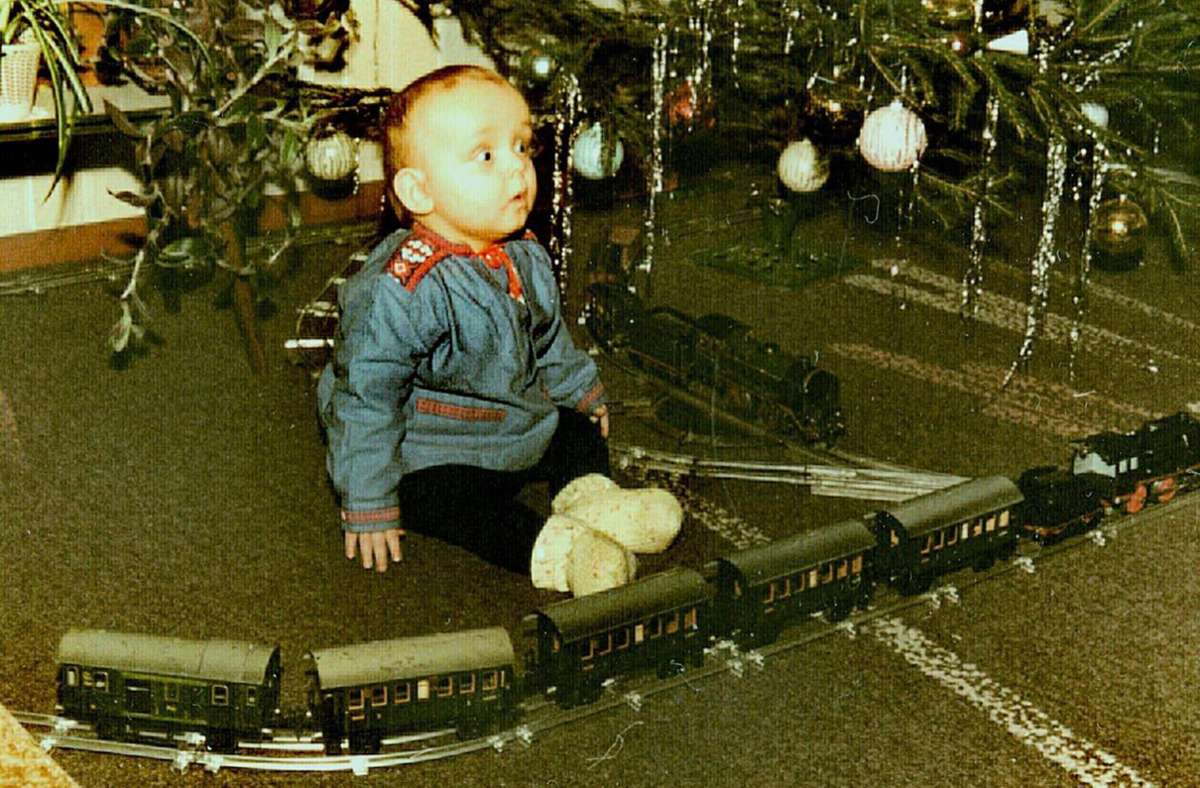 „Klein-Harry“ mit seiner Blecheisenbahn  an Weihnachten 1966 in Stuttgart.