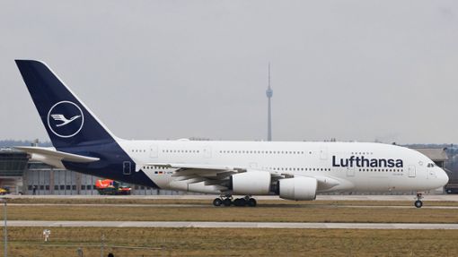 Nicht häufig unterm Fernsehturm zu sehen: Der A380 landet in Stuttgart. Foto: 7aktuell.de/Tim Herdzina/7aktuell.de | Tim Herdzina