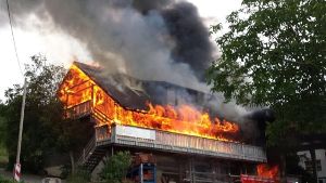 Helle Flammen schlagen aus einer Zimmerei in Simmozheim. Foto: dpa